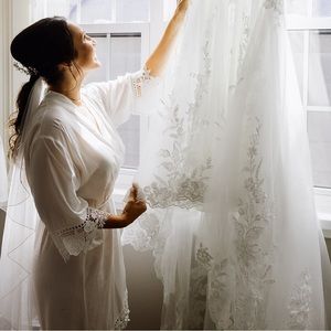 Fingertip-length Bridal veil with metal comb attachment